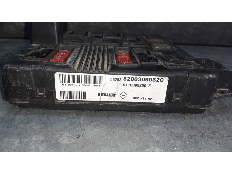 Recambio de caja reles / fusibles para renault scenic ii referencia OEM IAM 8200306032C S118399200F SIEMENS