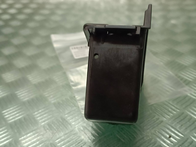 Recambio de cenicero para mercedes-benz clase e (w211) berlina referencia OEM IAM A2118100233  