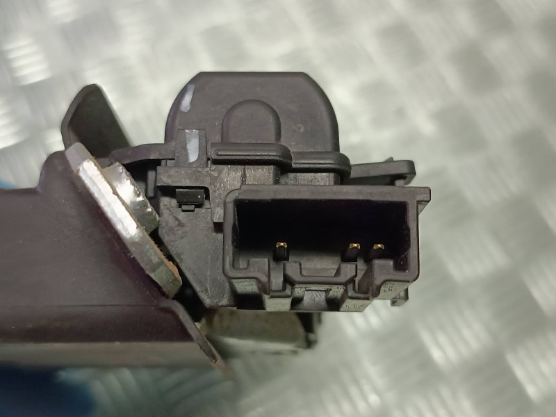 Recambio de cerradura maletero / porton para ford ka+ referencia OEM IAM L2E3B5A442A66DD 284801508 CONECTOR 3 PINES