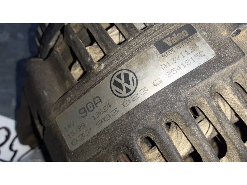 Recambio de alternador para volkswagen polo berlina (6n1) referencia OEM IAM 037903023 VALEO 90A