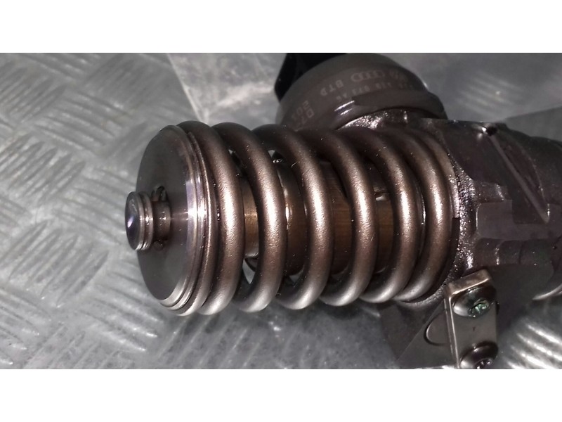 Recambio de inyector para seat leon (1p1) referencia OEM IAM 038130073AG BOSCH CONECTOR 2 PINES