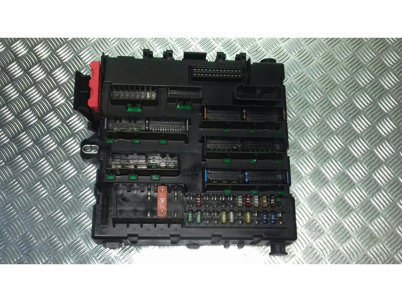 Recambio de caja reles / fusibles para opel vectra c berlina referencia OEM IAM 13112912 519047013 AS