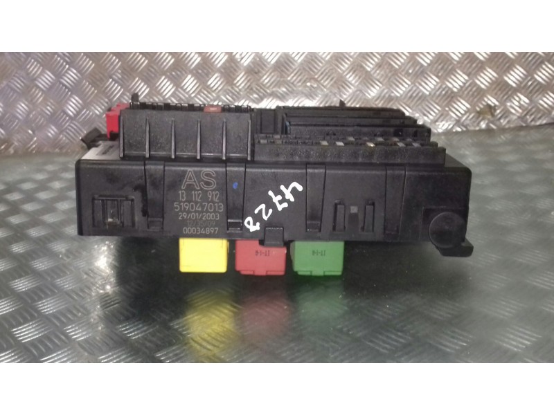 Recambio de caja reles / fusibles para opel vectra c berlina referencia OEM IAM 13112912 519047013 AS