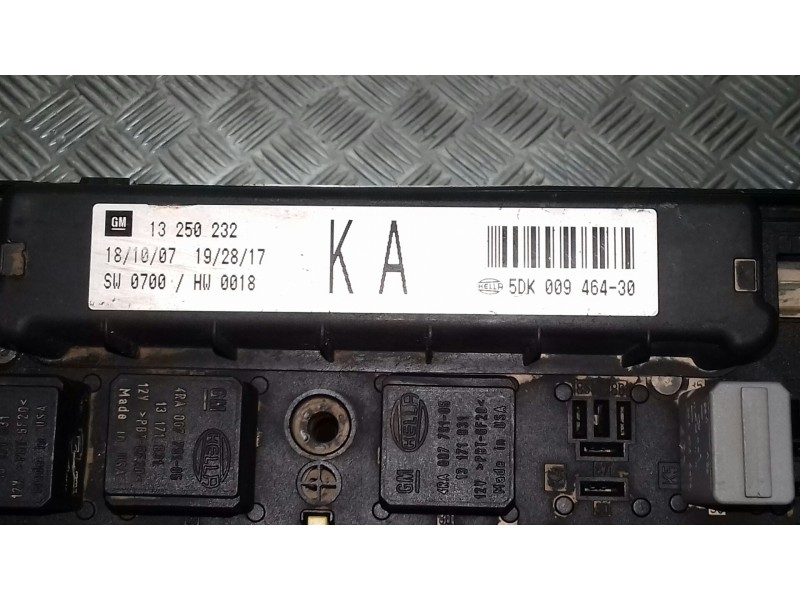 Recambio de caja reles / fusibles para opel vectra c berlina referencia OEM IAM 13250232 5DK00946430 GM