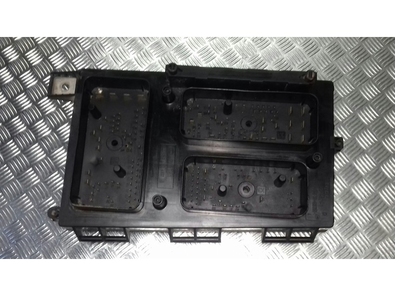 Recambio de caja reles / fusibles para opel vectra c berlina referencia OEM IAM 13250232 5DK00946430 GM