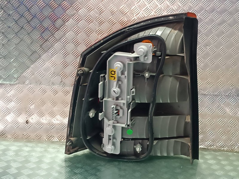 Recambio de piloto trasero derecho para opel vectra c berlina referencia OEM IAM 13130644 YORKA 