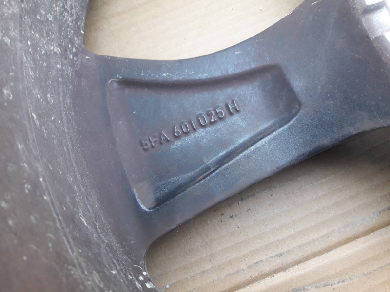 Recambio de llanta para cupra leon (kl1) referencia OEM IAM 5FA601025H 7,5JX18H2 ET46 5 TORNILLOS