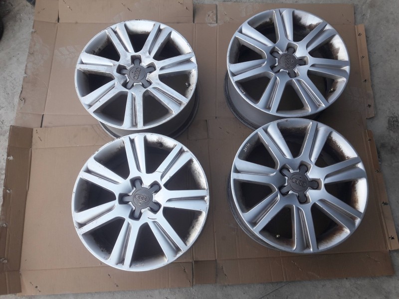 Recambio de juego llantas para audi a4 ber. (b8) básico referencia OEM IAM 8K0601025B 7,5JX17H2 ET46 5TORNILLOS