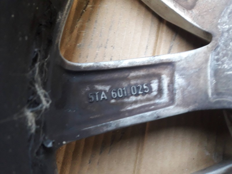 Recambio de llanta para volkswagen touran (5t1) referencia OEM IAM 5TA601025 6,5JX16H2 ET48 5TORNILLOS