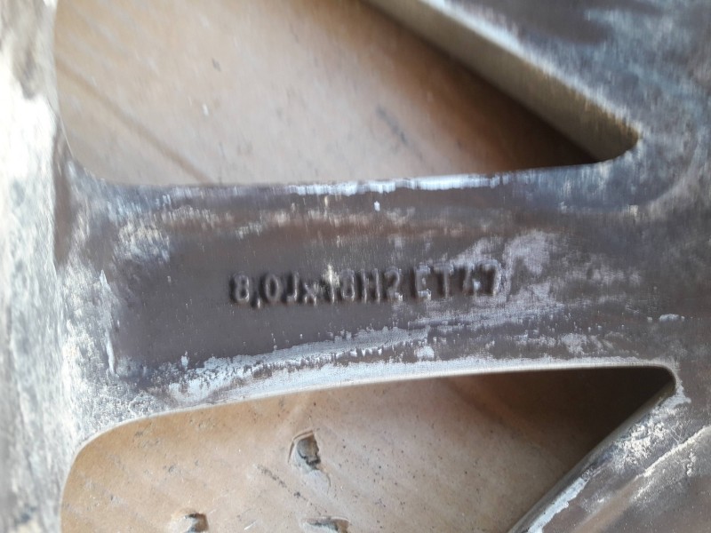 Recambio de llanta para audi a4 berlina (8w2) referencia OEM IAM 8K0601025BT 8,0JX18H2 ET47 5TORNILLOS