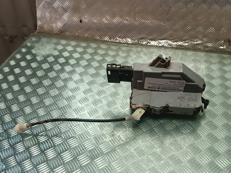 Recambio de cerradura puerta trasera izquierda para peugeot 3008 referencia OEM IAM 724539 NEGRO CONECTOR 6 PINES
