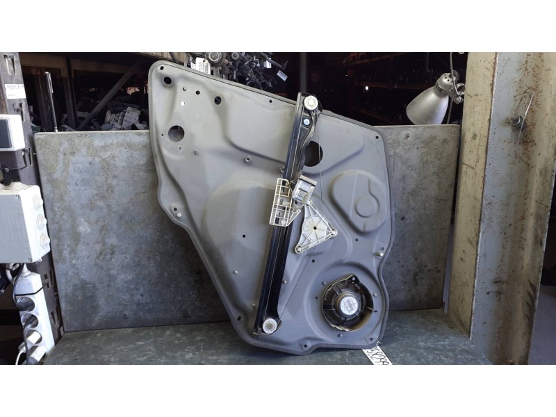 Recambio de elevalunas trasero derecho para mercedes-benz clase b (w245) referencia OEM IAM A1697301679 SIN MOTOR ELECTRICO