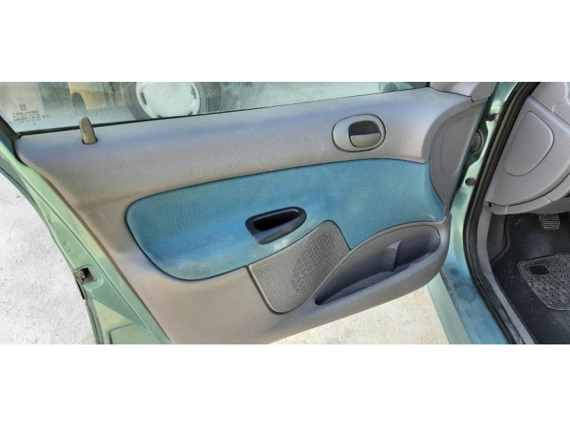 peugeot 206 berlina del año 2000