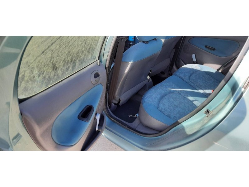 peugeot 206 berlina del año 2000