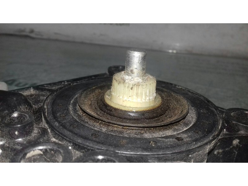 Recambio de motor elevalunas delantero derecho para hyundai i30 classic referencia OEM IAM 824602R000 BOSCH 2 PINES