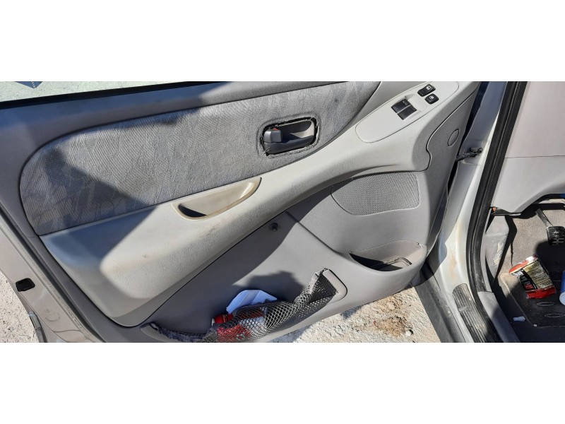 nissan almera tino (v10m) del año 2000