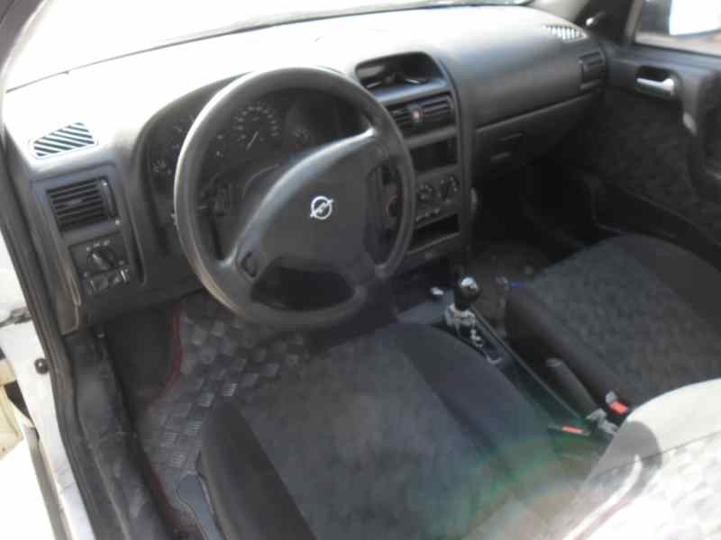 opel astra g berlina del año 2000