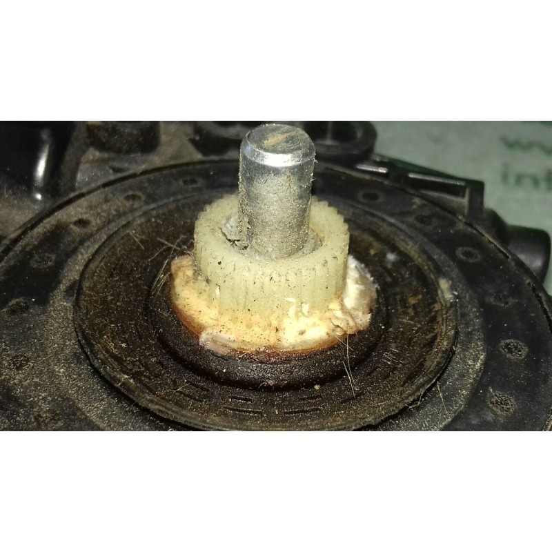 Recambio de motor elevalunas delantero izquierdo para hyundai i30 1.6 cat referencia OEM IAM 824502R000FD  2 PINES