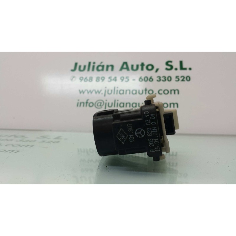 Recambio de mando elevalunas trasero izquierdo para mercedes-benz clase c (w203) berlina referencia OEM IAM A2038200210 501807 