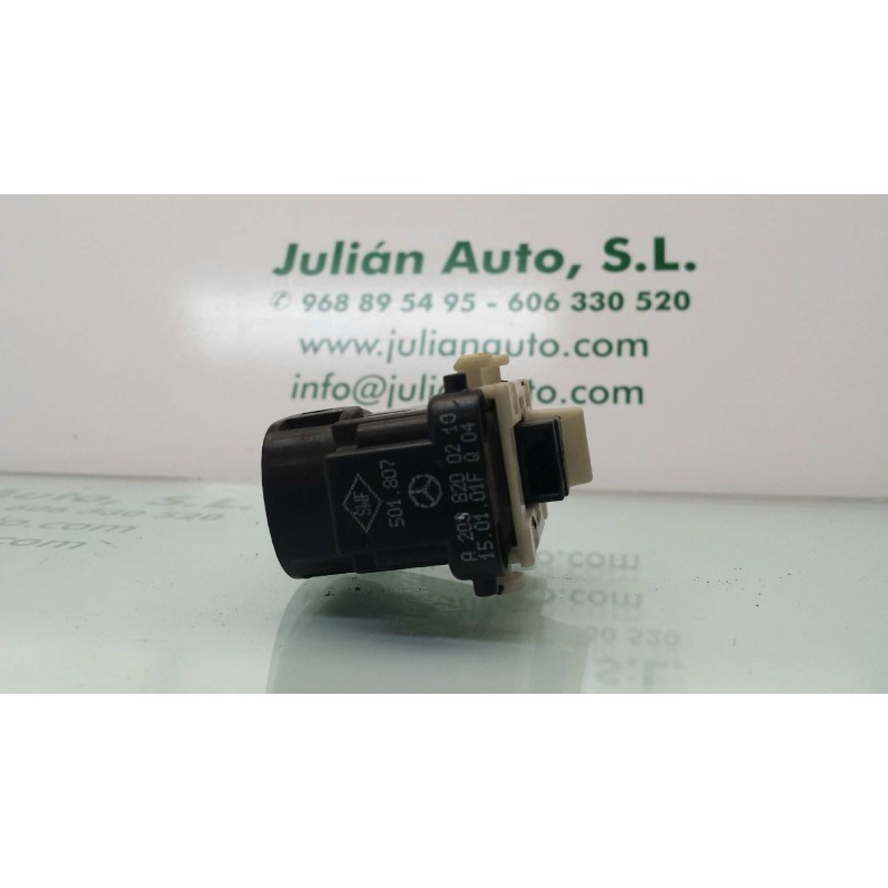 Recambio de mando elevalunas trasero derecho para mercedes-benz clase c (w203) berlina referencia OEM IAM A2038200210 501807 