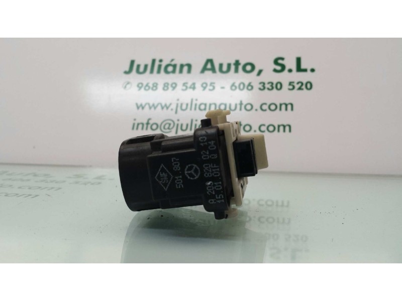 Recambio de mando elevalunas trasero derecho para mercedes-benz clase c (w203) berlina referencia OEM IAM A2038200210 501807 