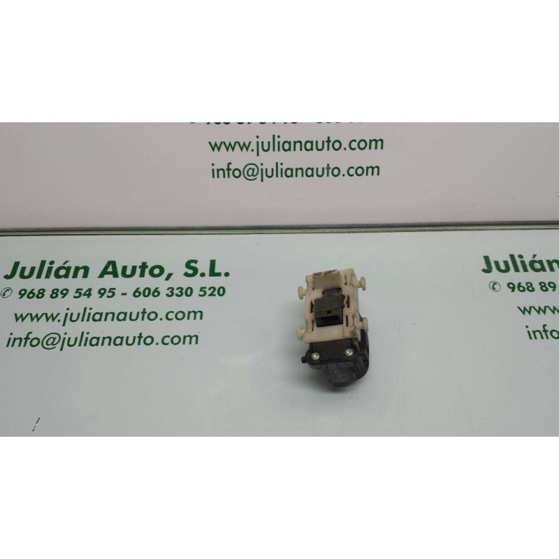 Recambio de mando elevalunas trasero derecho para mercedes-benz clase c (w203) berlina referencia OEM IAM A2038200210 501807 