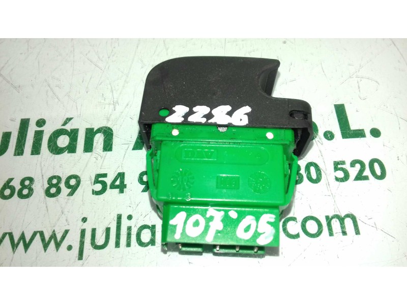 Recambio de mando elevalunas delantero derecho para peugeot 107 urban referencia OEM IAM 646100HC1CA  