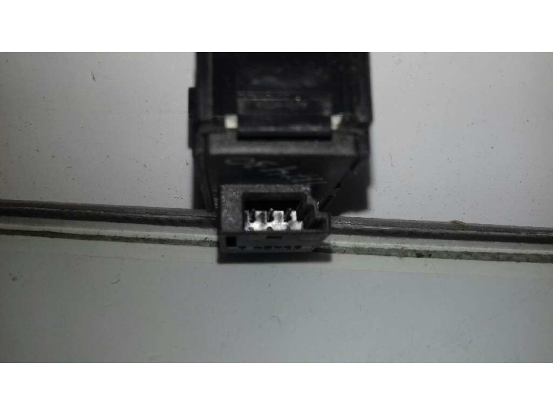 Recambio de mando elevalunas trasero izquierdo para mercedes-benz clase a (w168) referencia OEM IAM 2108208210 03100550 