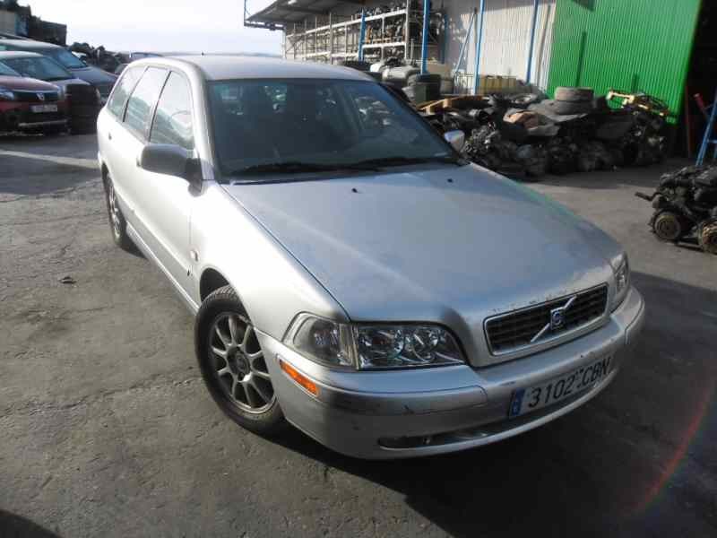 volvo v40 familiar del año 2002