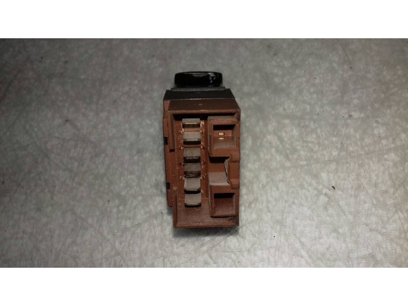 Recambio de mando elevalunas trasero derecho para lancia lybra berlina 1.9 jtd referencia OEM IAM A223  