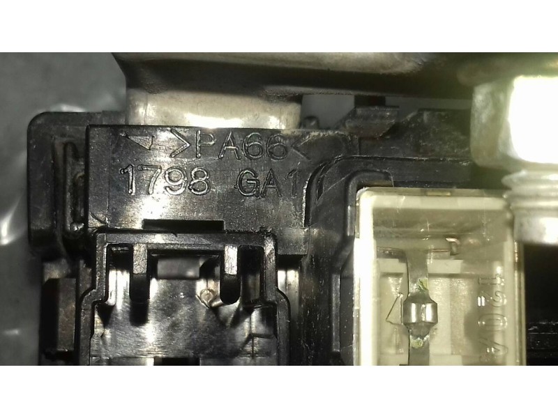 Recambio de caja reles / fusibles para toyota prius (nhw20) basis referencia OEM IAM 1798GA1  