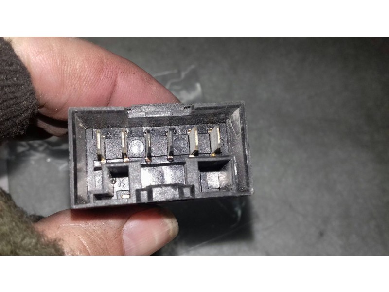 Recambio de mando elevalunas trasero derecho para lancia lybra berlina 2.0 lx referencia OEM IAM A223  