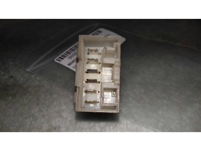 Recambio de mando elevalunas trasero izquierdo para fiat bravo (182) 16v 80 sx referencia OEM IAM A223  