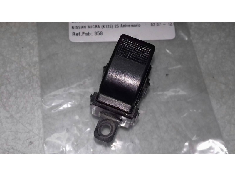 Recambio de mando elevalunas trasero izquierdo para nissan micra (k12e) 25 aniversario referencia OEM IAM 358 3B42  Recambio de mando elevalunas trasero izquierdo para nissan micra (k12e) 25 aniversario referencia OEM IAM 358 3B42