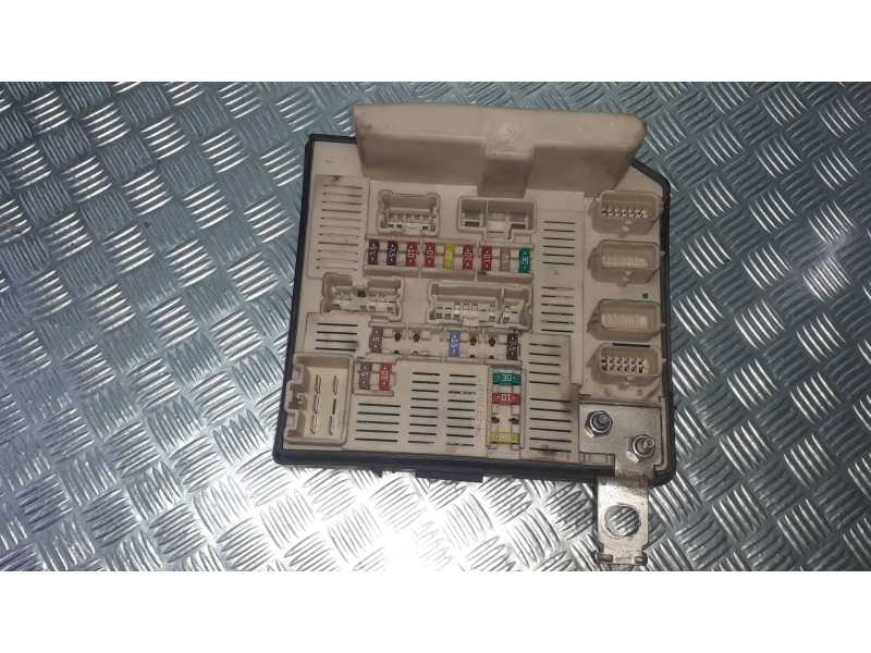 Recambio de caja reles / fusibles para renault kangoo dynamique referencia OEM IAM 8200451802 519220016 9601313070
