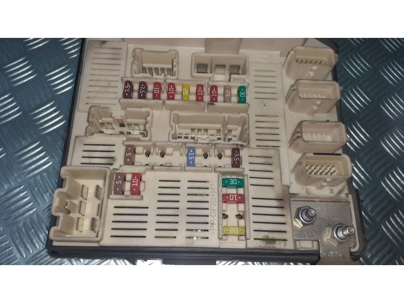 Recambio de caja reles / fusibles para renault kangoo dynamique referencia OEM IAM 8200451802 519220016 9601313070