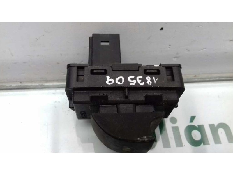 Recambio de mando elevalunas trasero izquierdo para peugeot 308 sw confort referencia OEM IAM 11688  