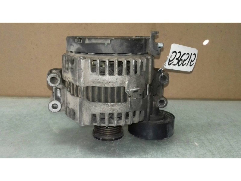 Recambio de alternador para bmw serie 3 berlina (e90) 320i referencia OEM IAM 0121715017 BOSCH 180A