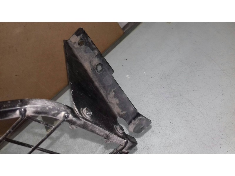 Recambio de rejilla delantera para renault megane iii sport tourer referencia OEM IAM 7711426249 METALICA REJILLA SEPARACION