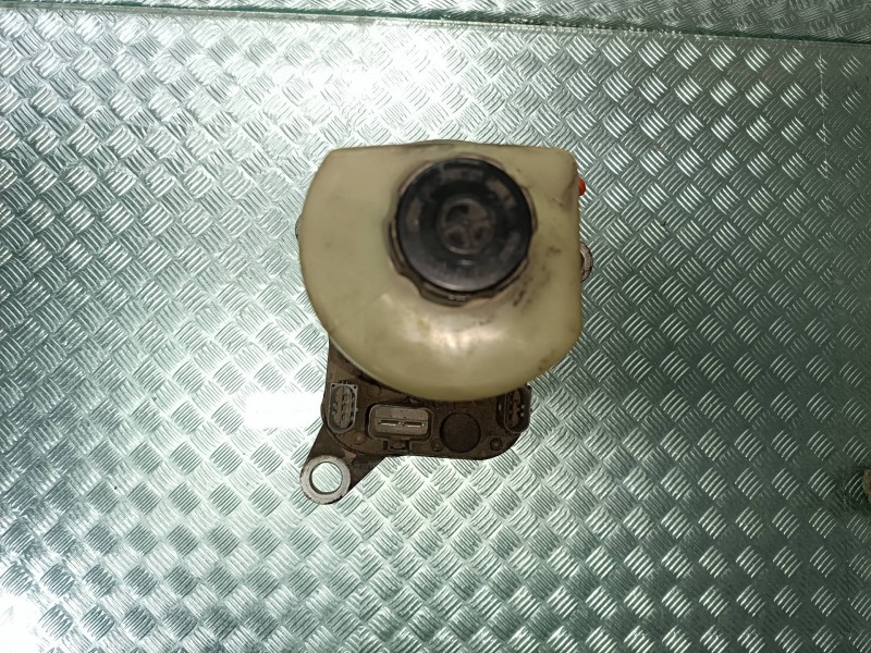 Recambio de bomba direccion para ford focus berlina (cap) ambiente (d) referencia OEM IAM 4M513K514AD FOMOCO 1040085011094F