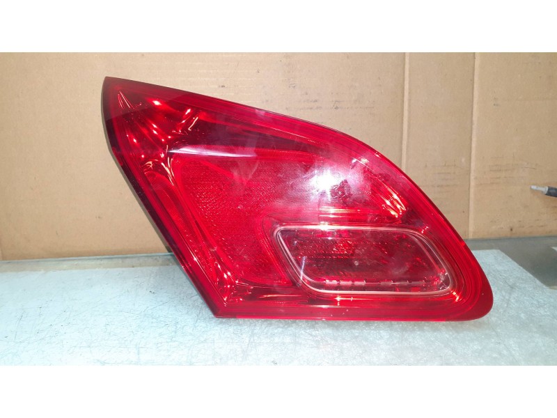 Recambio de piloto trasero izquierdo interior para opel astra j lim. cosmo referencia OEM IAM 8600601  