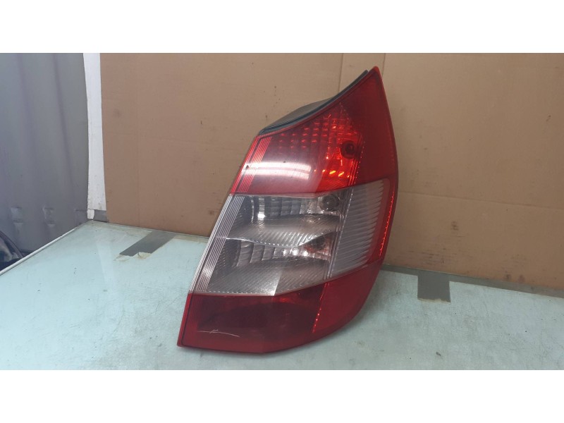 Recambio de piloto trasero derecho para renault scenic ii confort dynamique referencia OEM IAM 8200127702E  