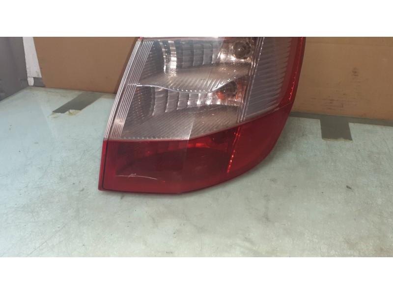 Recambio de piloto trasero derecho para renault scenic ii confort dynamique referencia OEM IAM 8200127702E  