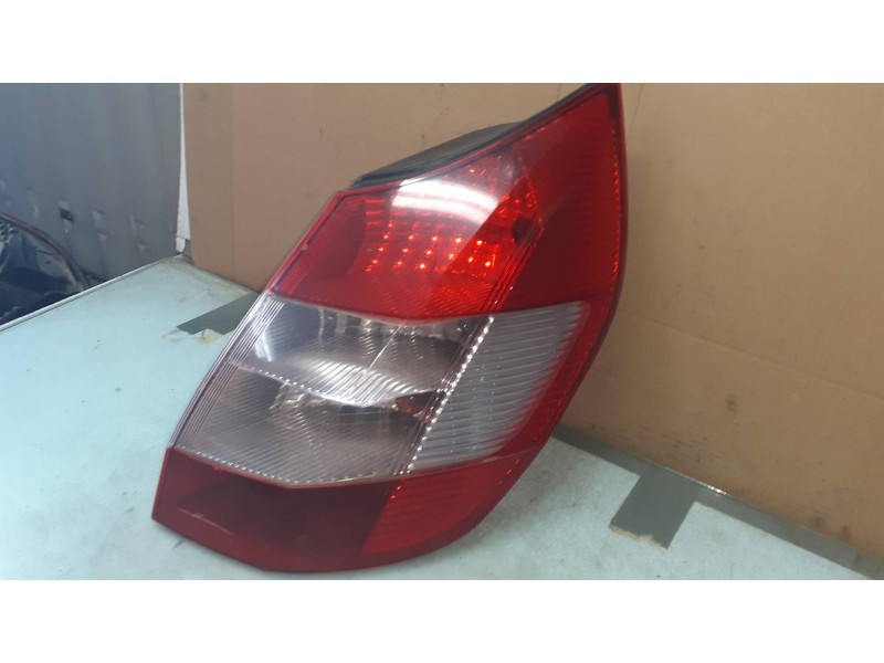 Recambio de piloto trasero derecho para renault scenic ii confort dynamique referencia OEM IAM 8200127702E  