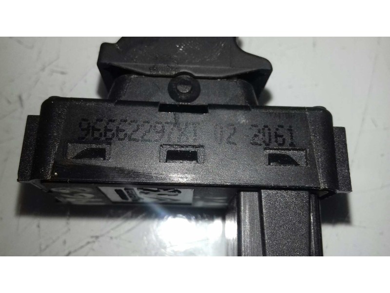 Recambio de mando elevalunas trasero izquierdo para peugeot 5008 access referencia OEM IAM 96662297XT  