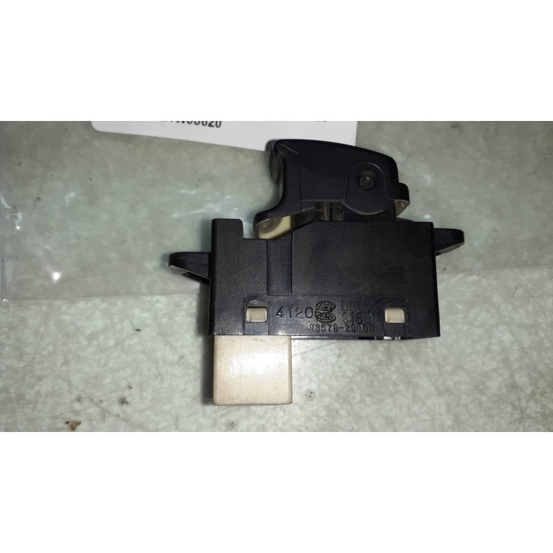 Recambio de mando elevalunas trasero derecho para kia carnival ii 2.9 cdri ex referencia OEM IAM 621W03620  935782D000