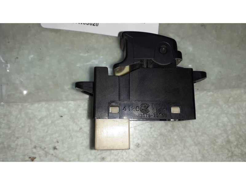 Recambio de mando elevalunas trasero derecho para kia carnival ii 2.9 cdri ex referencia OEM IAM 621W03620  935782D000