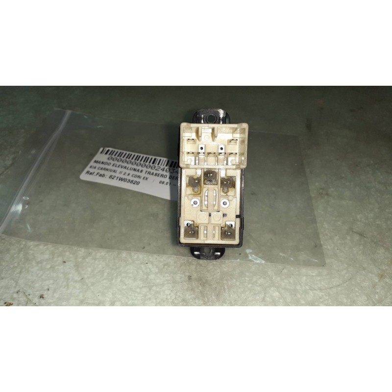 Recambio de mando elevalunas trasero derecho para kia carnival ii 2.9 cdri ex referencia OEM IAM 621W03620  935782D000