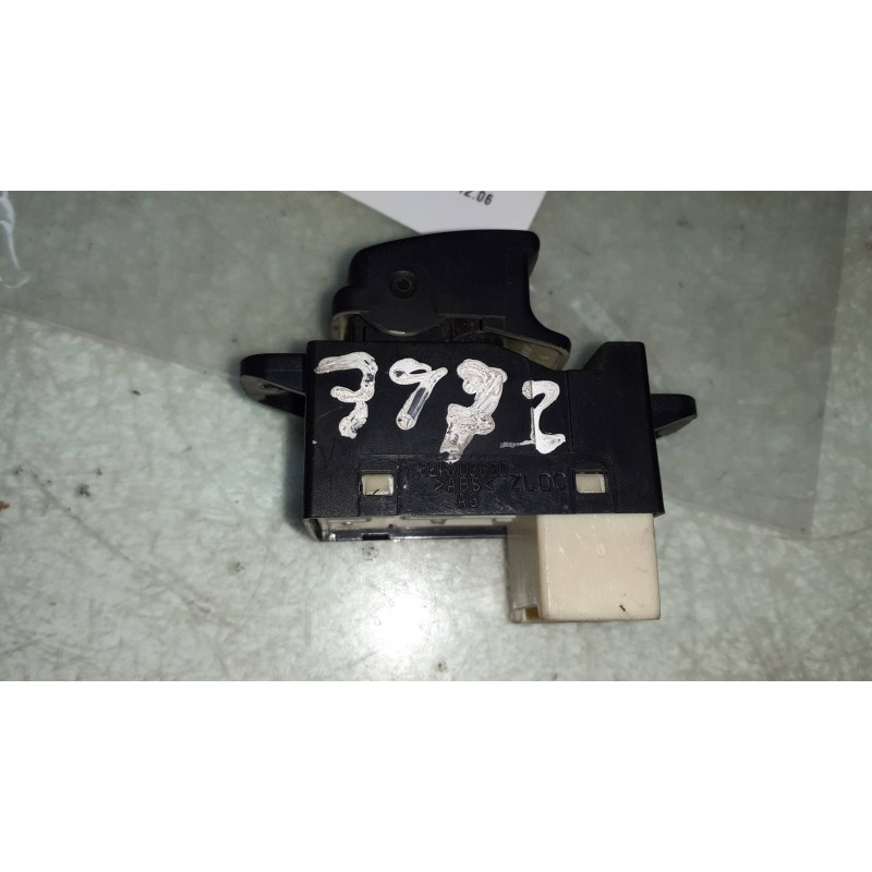 Recambio de mando elevalunas trasero derecho para kia carnival ii 2.9 cdri ex referencia OEM IAM 621W03620  935782D000