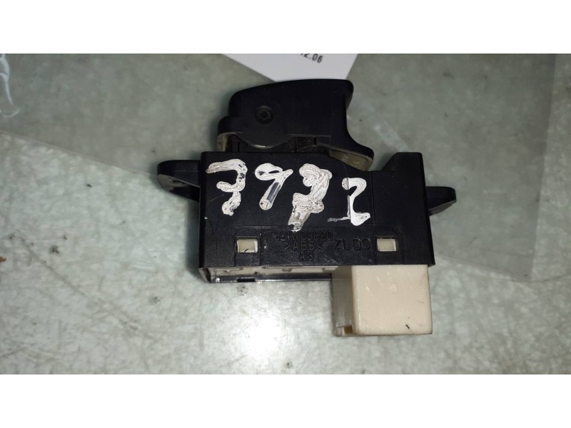 Recambio de mando elevalunas trasero derecho para kia carnival ii 2.9 cdri ex referencia OEM IAM 621W03620  935782D000
